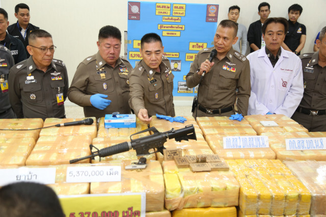 จักรทิพย์ นำแถลงจับ 2 ผู้ต้องหา ของกลางยาบ้ากว่า 5 ล้านเม็ด