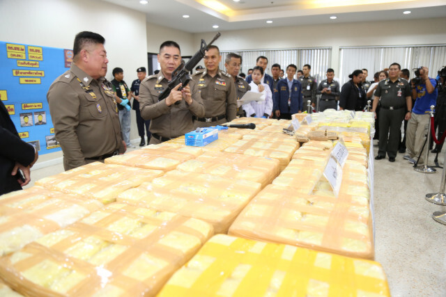 จักรทิพย์ นำแถลงจับ 2 ผู้ต้องหา ของกลางยาบ้ากว่า 5 ล้านเม็ด