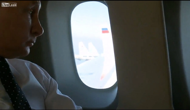 "ซู-30" ประกบข้าง อารักขา "ปูติน" เยือนฐานทัพในซีเรีย