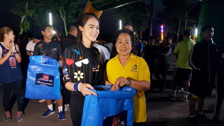 หนุ่มอุตรดิตถ์ แต่งชุดไอ้มดแดง ร่วมวิ่งก้าวคนละก้าว
