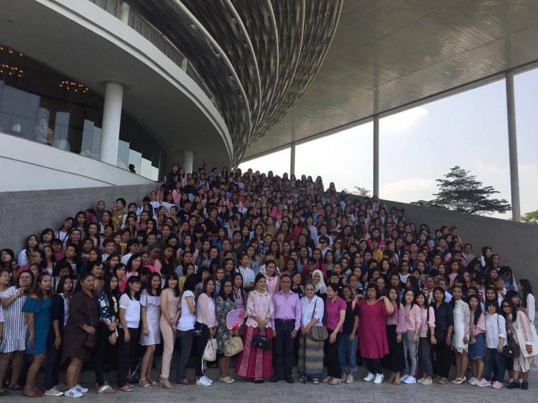 แฟนคลับแน่นเอี๊ยด!! แห่ยินดี 'เจมส์จิ' เรียนจบ (คลิป)