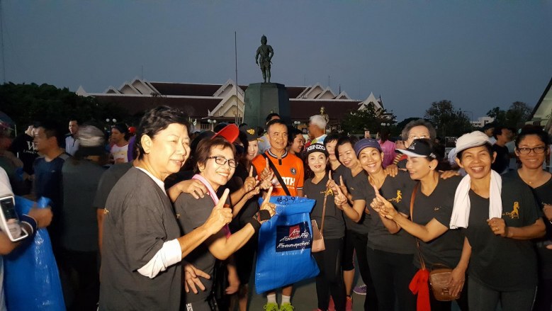 หนุ่มอุตรดิตถ์ แต่งชุดไอ้มดแดง ร่วมวิ่งก้าวคนละก้าว