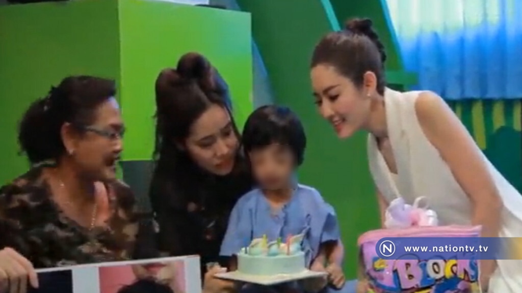 "แอฟ" เข้าเยี่ยมพร้อมมอบทุนผู้ป่วยศูนย์สมเด็จพระเทพรัตนฯ "แอฟ" เข้าเยี่ยมพร้อมมอบทุนผู้ป่วยศูนย์สมเด็จพระเทพรัตนฯ