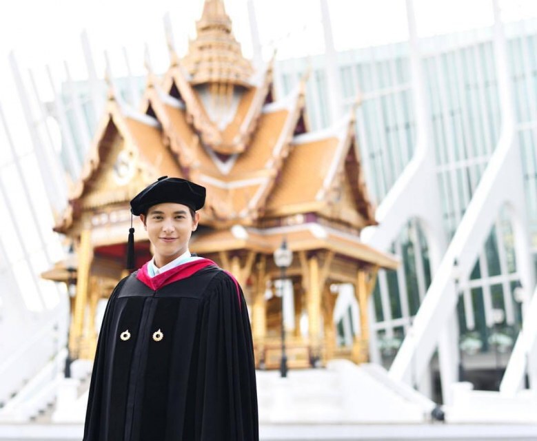 แฟนคลับแน่นเอี๊ยด!! แห่ยินดี 'เจมส์จิ' เรียนจบ (คลิป)