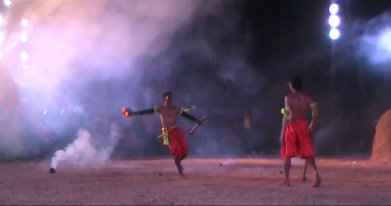 ตื่นตาตื่นใจ!!กีฬาโบราณ"ตีคลีไฟ"แห่งเดียวในโลก