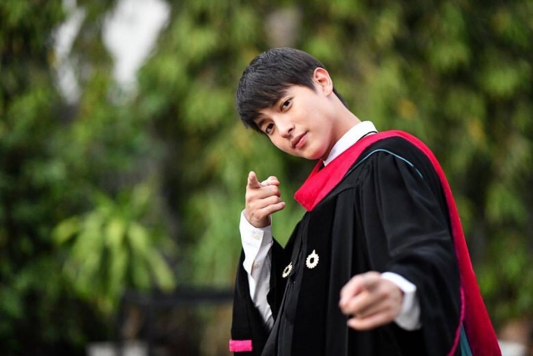 แฟนคลับแน่นเอี๊ยด!! แห่ยินดี 'เจมส์จิ' เรียนจบ (คลิป)