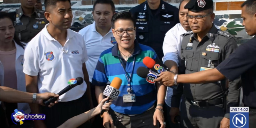ตร.จับไกด์ เหยียบพระปรางค์วัดอรุณฯ นำตัวส่งฟ้องศาลทันที ตร.จับไกด์ เหยียบพระปรางค์วัดอรุณฯ นำตัวส่งฟ้องศาลทันที
