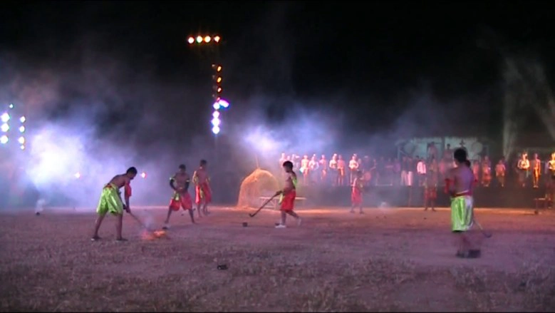 ตื่นตาตื่นใจ!!กีฬาโบราณ"ตีคลีไฟ"แห่งเดียวในโลก