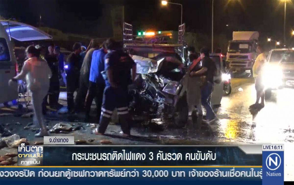 กระบะชนรถติดไฟแดง 3 คันรวดคนขับดับ