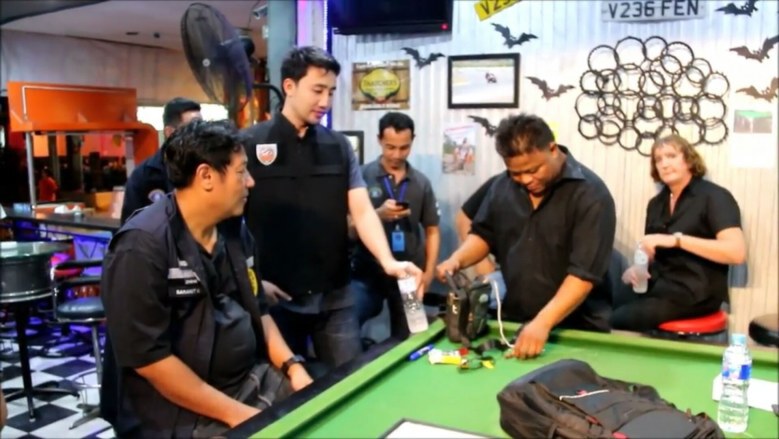 ตร.บุกค้นแหล่งธุรกิจนักค้ายารายใหญ่พบกระทำผิดกฎหมายเพียบ
