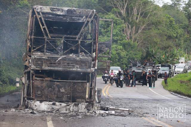 คนร้าย แต่งกายคล้ายทหาร
พร้อมอาวุธครบมือ
สั่งรถทัวร์หยุดรถ
ไล่คนขับ-ผู้โดยสารลง
ก่อนจุดไฟเผา