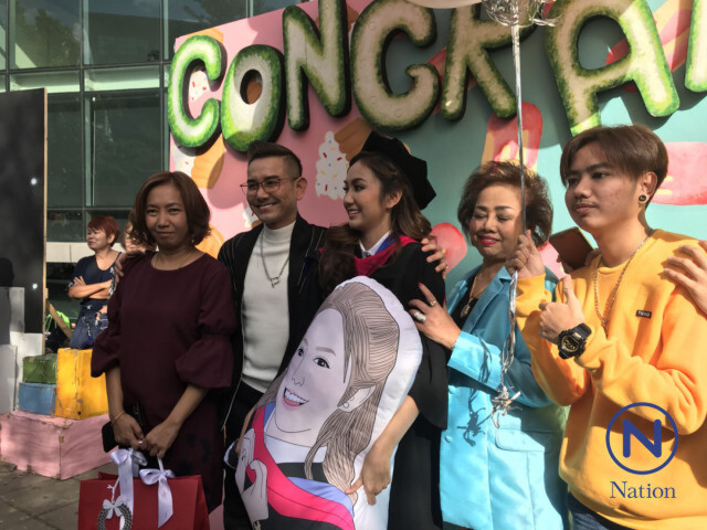 ครอบครัวมิตรชัย สุดปลื้ม! ร่วมยินดี "แป้ง" รับปริญญา