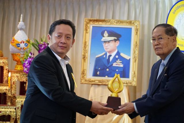 มูลนิธิธรรมลักษณ์ศิลา มอบโล่รางวัลเกียรติคุณ  "สยามจารึก" ประจำปี พ.ศ.2560