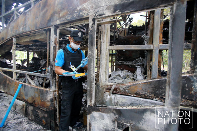(ภาพชุด)จนท.ตรวจสอบที่เกิดเหตุ คนร้ายเผารถทัวร์