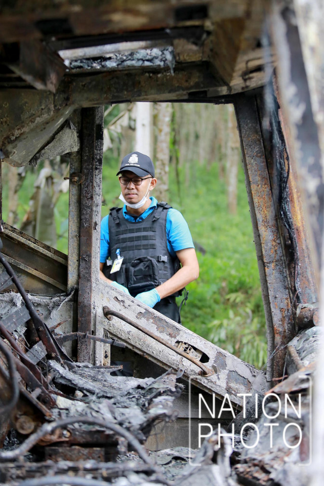 (ภาพชุด)จนท.ตรวจสอบที่เกิดเหตุ คนร้ายเผารถทัวร์
