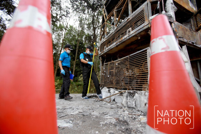 (ภาพชุด)จนท.ตรวจสอบที่เกิดเหตุ คนร้ายเผารถทัวร์