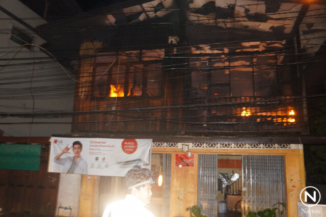ไฟไหม้บ้านไม้ ลามร้านซ่อมแอร์กลางดึก