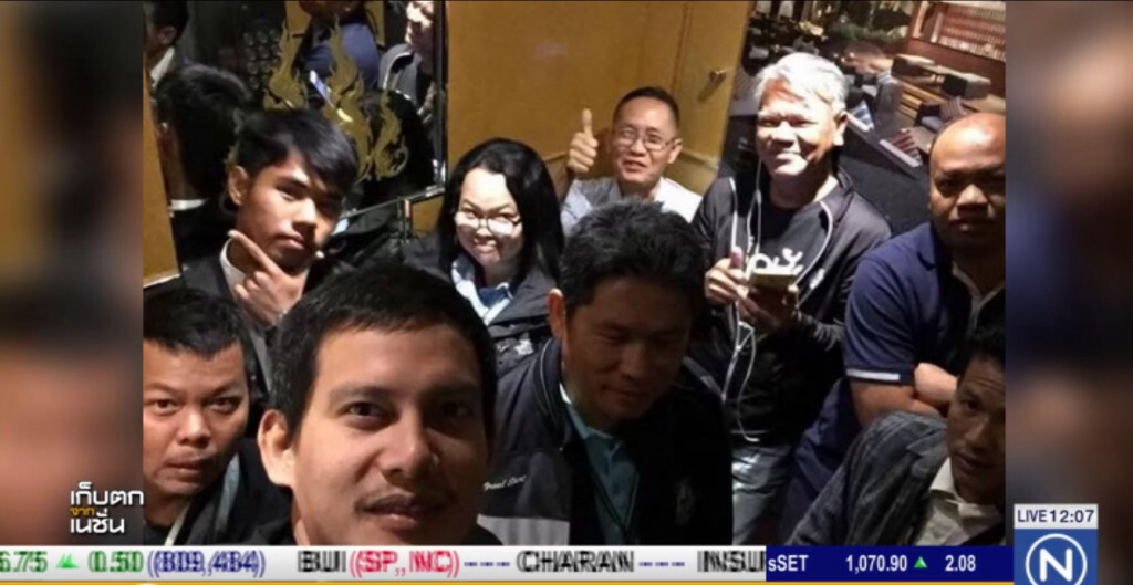 9 ผู้สื่อข่าวและช่างภาพ ติดลิฟต์โรงแรม นานกว่าครึ่งชั่วโมง 9 ผู้สื่อข่าวและช่างภาพ ติดลิฟต์โรงแรม นานกว่าครึ่งชั่วโมง