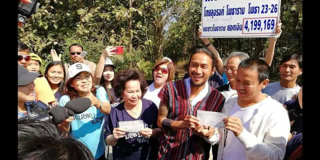 "จตุรงค์" ส่งมอบเงิน 4.1 ล้าน
จากใจชาวราชบุรี-กาญจนบุรี 
เก็บตกให้ "พี่ตูน" กลางขุนเขา