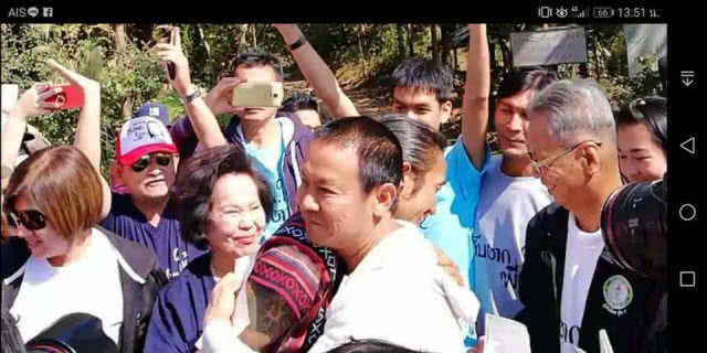 "จตุรงค์" ส่งมอบเงิน 4.1 ล้าน
จากใจชาวราชบุรี-กาญจนบุรี 
เก็บตกให้ "พี่ตูน" กลางขุนเขา