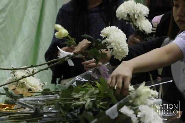 (ภาพชุด) แฟนคลับชาวไทยไว้อาลัย "จงฮยอน" แน่นศาลา วัดสุทธิฯ