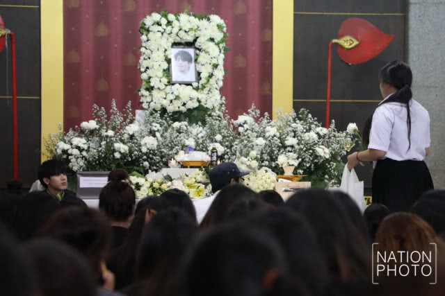 (ภาพชุด) แฟนคลับชาวไทยไว้อาลัย "จงฮยอน" แน่นศาลา วัดสุทธิฯ