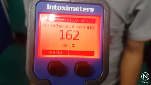 หนุ่มสระบุรีซดเหล้าควบกระบะชนพ่วง 18 ล้อ หวิดดับ
