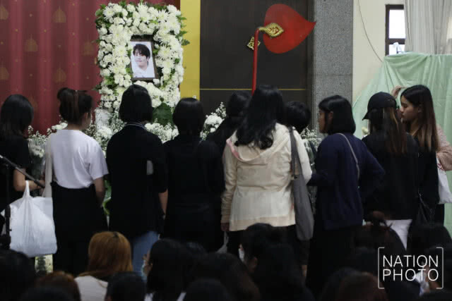 (ภาพชุด) แฟนคลับชาวไทยไว้อาลัย "จงฮยอน" แน่นศาลา วัดสุทธิฯ