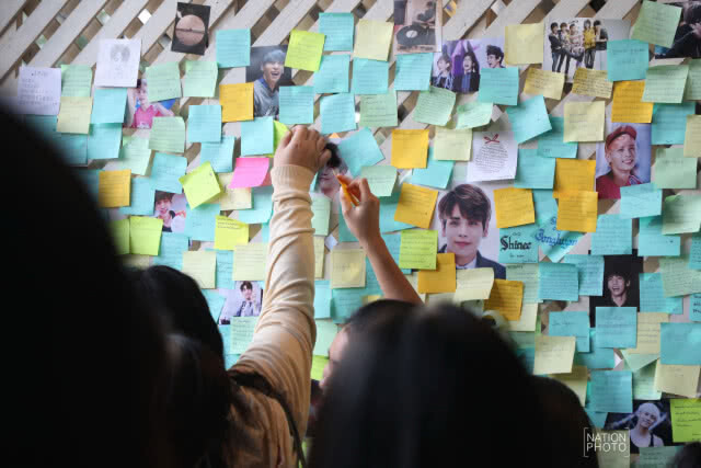 (ภาพชุด) แฟนคลับชาวไทยไว้อาลัย "จงฮยอน" แน่นศาลา วัดสุทธิฯ