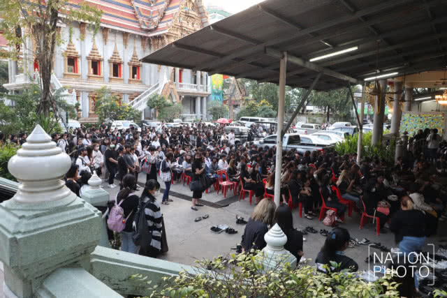 (ภาพชุด) แฟนคลับชาวไทยไว้อาลัย "จงฮยอน" แน่นศาลา วัดสุทธิฯ
