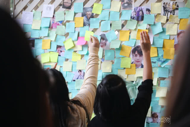 (ภาพชุด) แฟนคลับชาวไทยไว้อาลัย "จงฮยอน" แน่นศาลา วัดสุทธิฯ