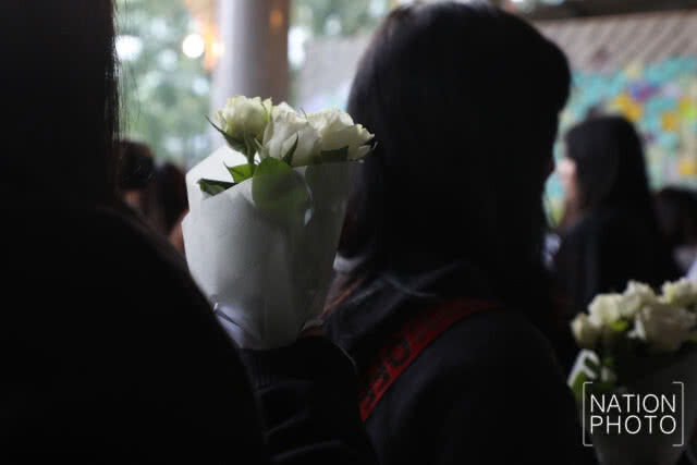 (ภาพชุด) แฟนคลับชาวไทยไว้อาลัย "จงฮยอน" แน่นศาลา วัดสุทธิฯ