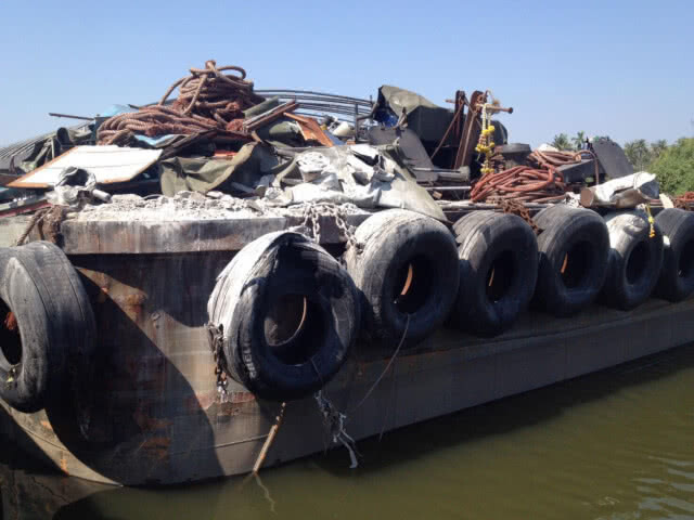 เรือบรรทุกถั่วเหลืองชนตอม่อสะพาน อ.นครชัยศรี