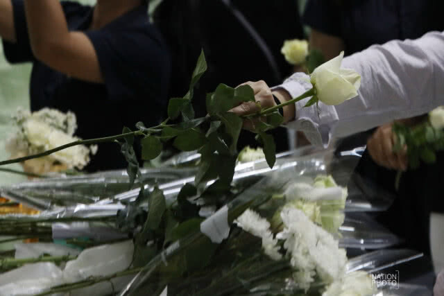 (ภาพชุด) แฟนคลับชาวไทยไว้อาลัย "จงฮยอน" แน่นศาลา วัดสุทธิฯ