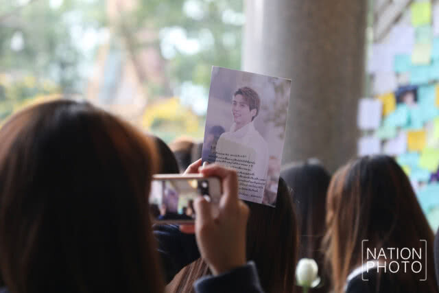 (ภาพชุด) แฟนคลับชาวไทยไว้อาลัย "จงฮยอน" แน่นศาลา วัดสุทธิฯ