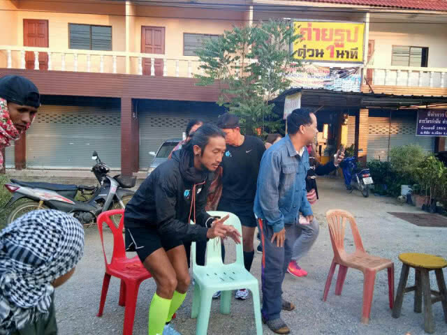 ชาวลำปางแห่แชร์ภาพ "พี่ตูน" ผิงไฟคลายหนาว