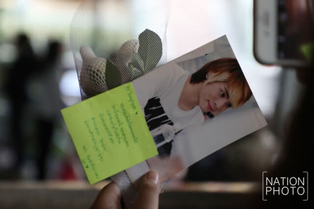 (ภาพชุด) แฟนคลับชาวไทยไว้อาลัย "จงฮยอน" แน่นศาลา วัดสุทธิฯ