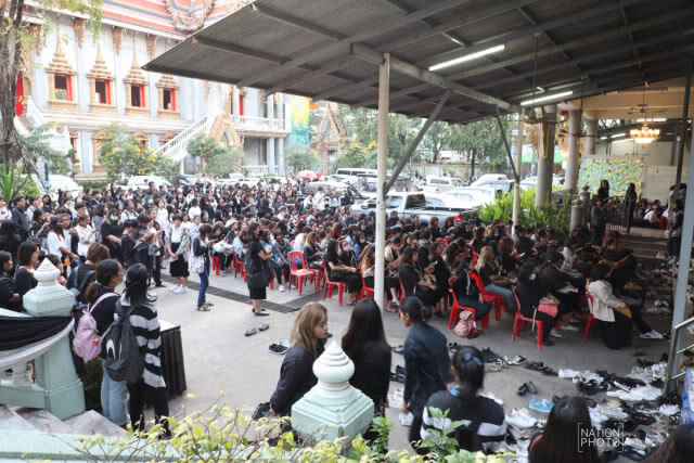 (ภาพชุด) แฟนคลับชาวไทยไว้อาลัย "จงฮยอน" แน่นศาลา วัดสุทธิฯ