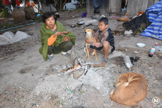 อุตรดิตถ์เย็นยะเยือก หอบผ้าห่มนอนข้างกองไฟคลายหนาว