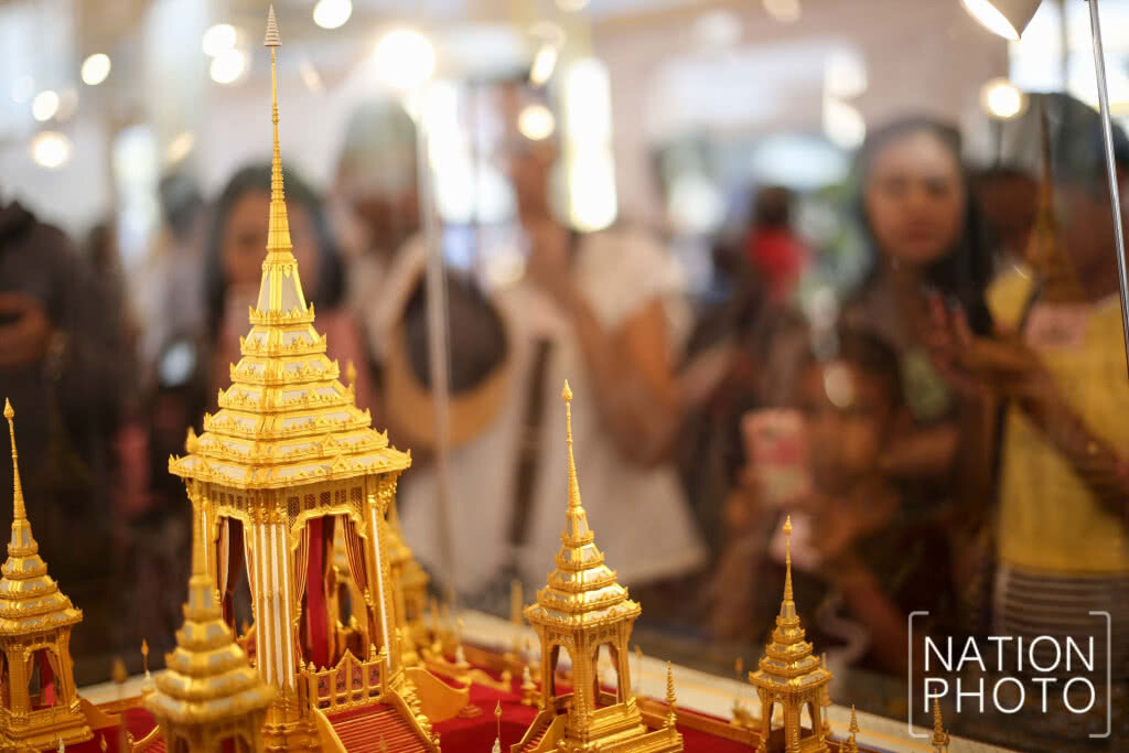 ประชาชนเข้าชมนิทรรศการ งานพระราชพิธีถวายพระเพลิงพระบรมศพฯ ประชาชนเข้าชมนิทรรศการ งานพระราชพิธีถวายพระเพลิงพระบรมศพฯ