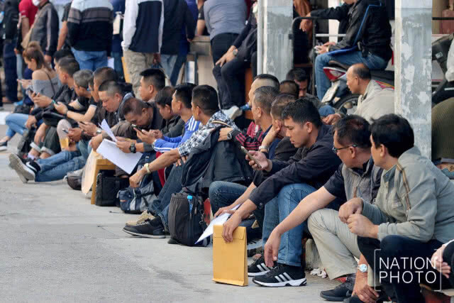 ตำรวจชั้นประทวน รอรับปืน ที่กองสรรพาวุธ