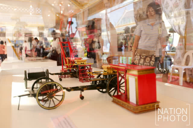 ประชาชนเข้าชมนิทรรศการ งานพระราชพิธีถวายพระเพลิงพระบรมศพฯ