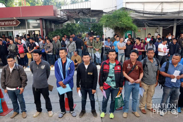 ตำรวจชั้นประทวน รอรับปืน ที่กองสรรพาวุธ
