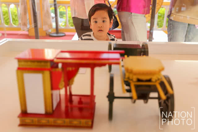 ประชาชนเข้าชมนิทรรศการ งานพระราชพิธีถวายพระเพลิงพระบรมศพฯ