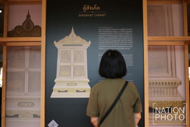 ประชาชนเข้าชมนิทรรศการ งานพระราชพิธีถวายพระเพลิงพระบรมศพฯ