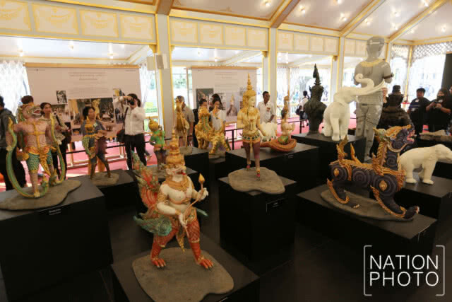 ประชาชนเข้าชมนิทรรศการ งานพระราชพิธีถวายพระเพลิงพระบรมศพฯ