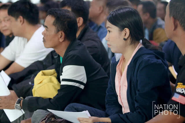 ตำรวจชั้นประทวน รอรับปืน ที่กองสรรพาวุธ