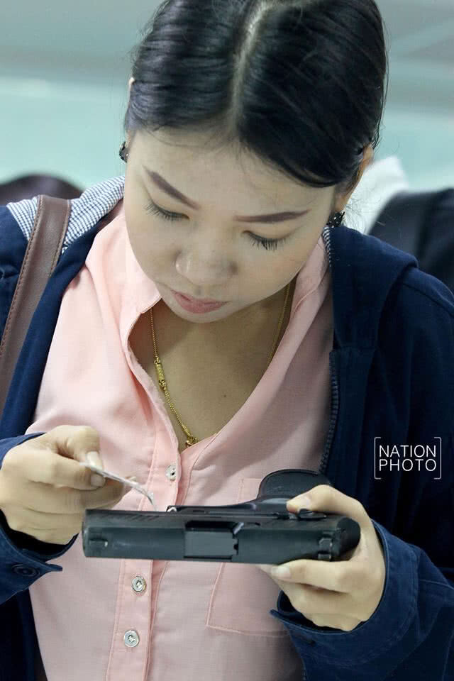 ตำรวจชั้นประทวน รอรับปืน ที่กองสรรพาวุธ