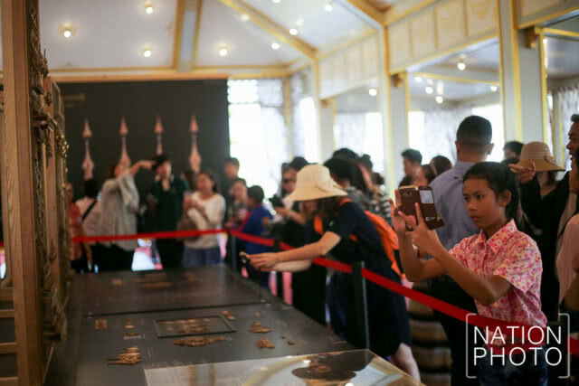 ประชาชนเข้าชมนิทรรศการ งานพระราชพิธีถวายพระเพลิงพระบรมศพฯ