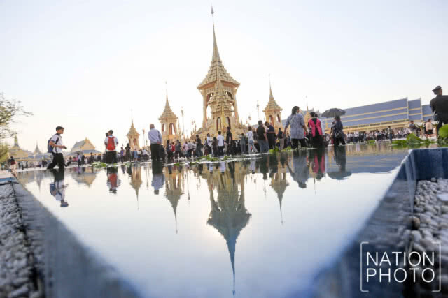 ประชาชนเข้าชมนิทรรศการ งานพระราชพิธีถวายพระเพลิงพระบรมศพฯ